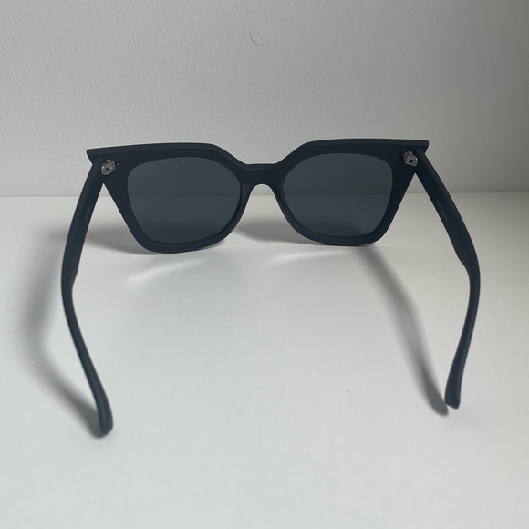 Quay Australia UV PROTECTED “Harper” Black/Smoke Cat Eye Sunglasses - Picture 4 of 7